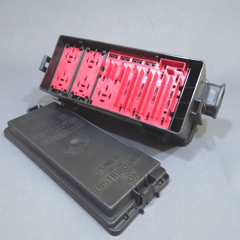 Блок предохранителей PETERBILT (трещина на крышке)